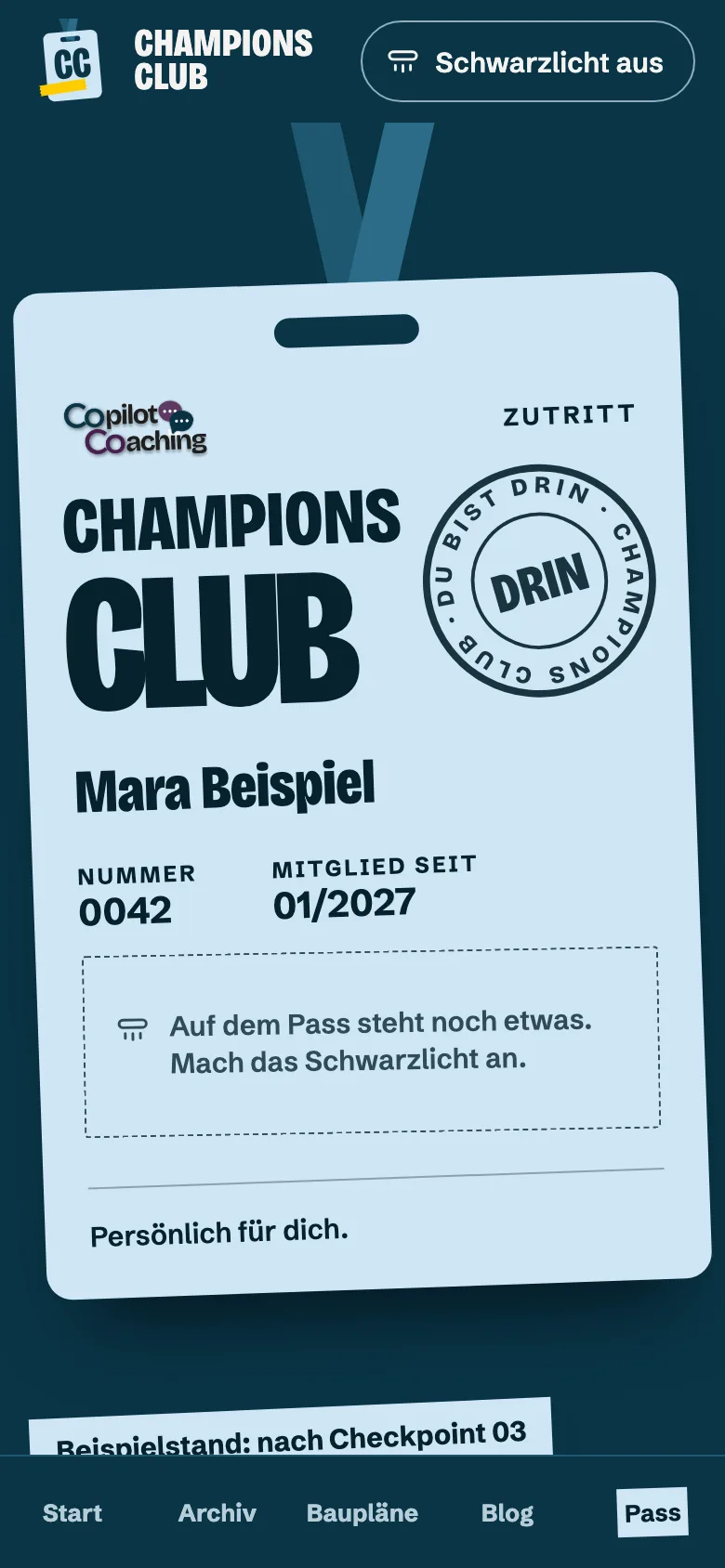 Pass im Clubhaus im Entwurf: Mitgliedskarte am Band mit dem Schriftzug Champions Club, einem Beispielnamen, Passnummer und dem runden Stempel „Du bist drin“