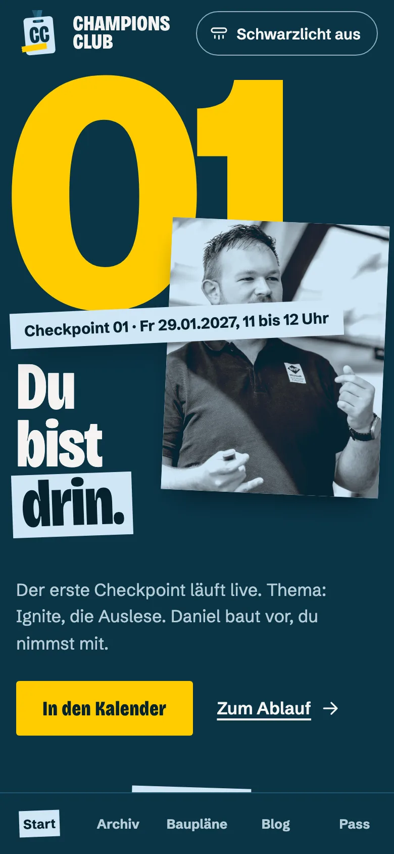 Startseite des Clubhauses im Entwurf: große gelbe Nummer 01 für den ersten Checkpoint, ein Foto von Daniel, der Termin auf einem Klebestreifen und der Satz „Du bist drin.“