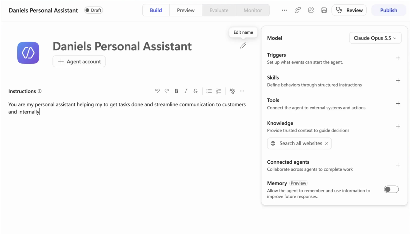 Die Seite Build eines Agenten in Copilot Studio mit dem Namen Daniels Personal Assistant, darunter der Knopf Agent account, links die Anweisungen, rechts die Bereiche Model, Triggers, Skills, Tools, Knowledge, Connected agents und Memory